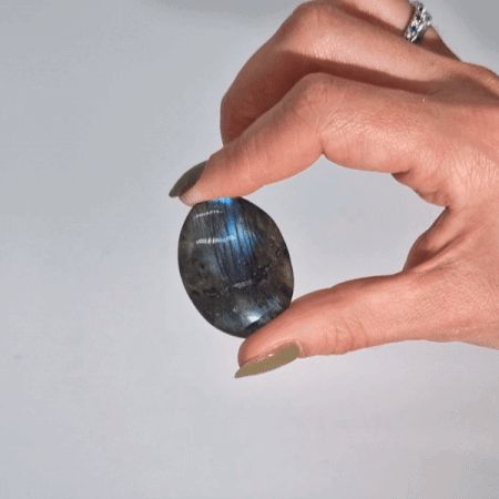 Piedras de Labradorita de Madagascar - Palma (aprox 17-40gms 35-50mm)