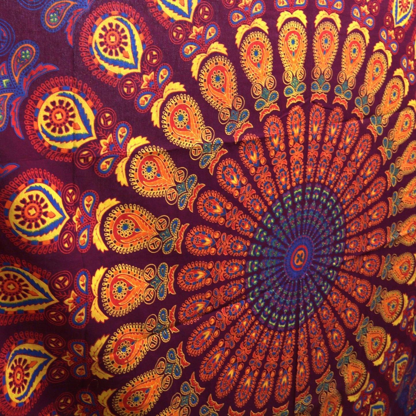 Colcha Doble de Algodón + Colgante de Pared - Mandala Pavo Real - Granate